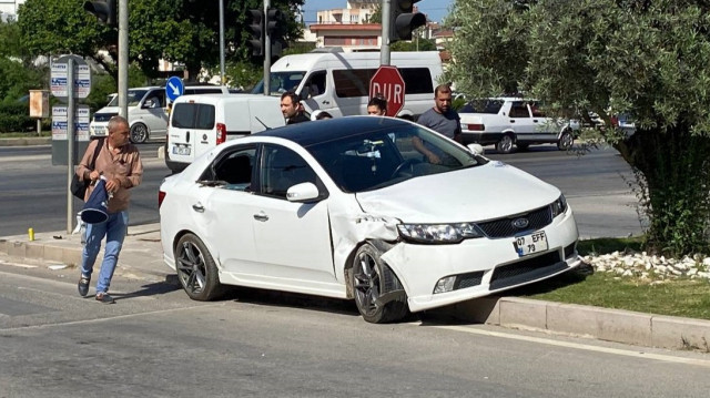Antalya'da trafik kazası: Polis memuru yaralandı