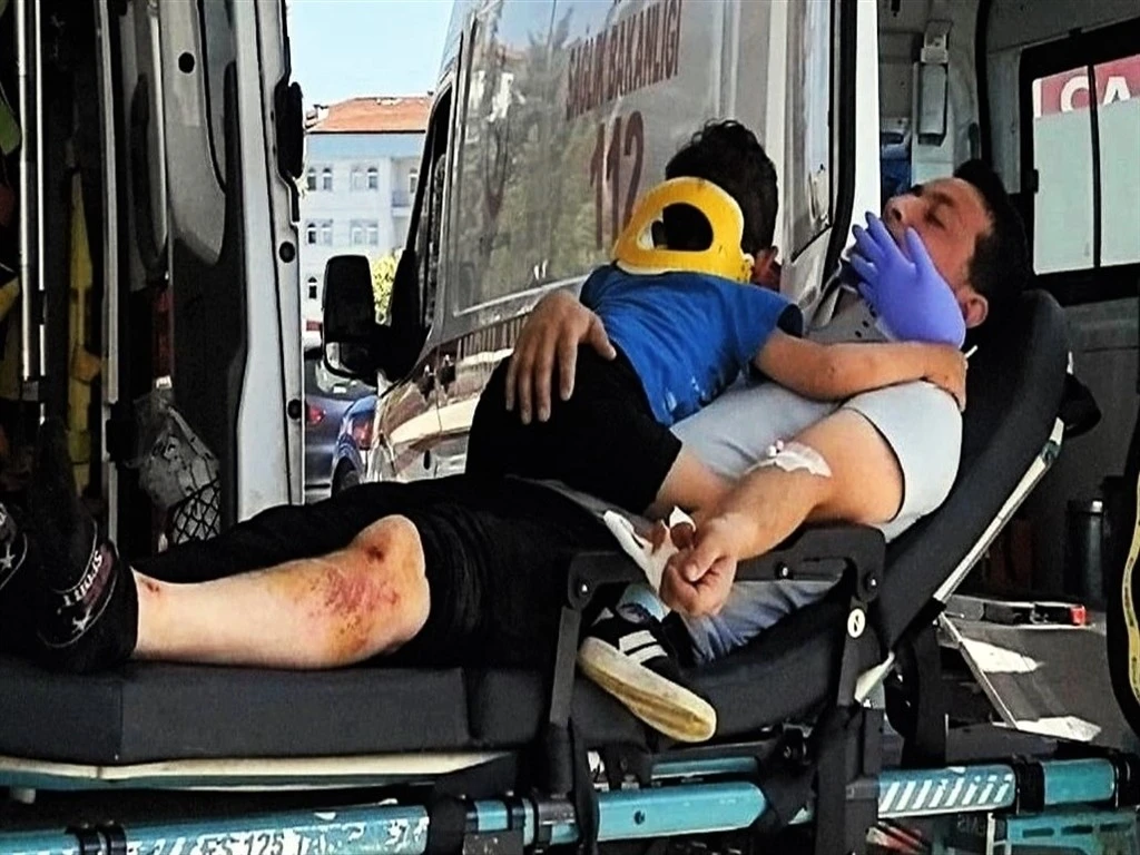 Bursa'da yaşanan trafik kazası sonrası çocuğuyla hastaneye bu şekilde götürüldü