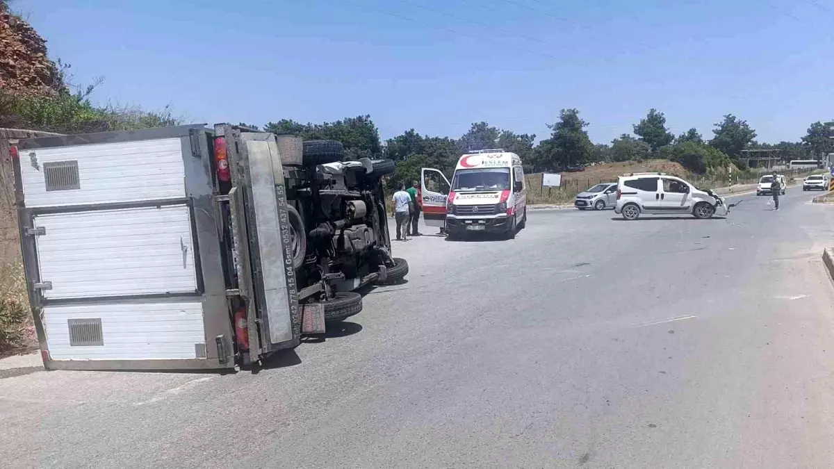 Manavgat'ta Trafik Kazası: Kamyonet Devrildi