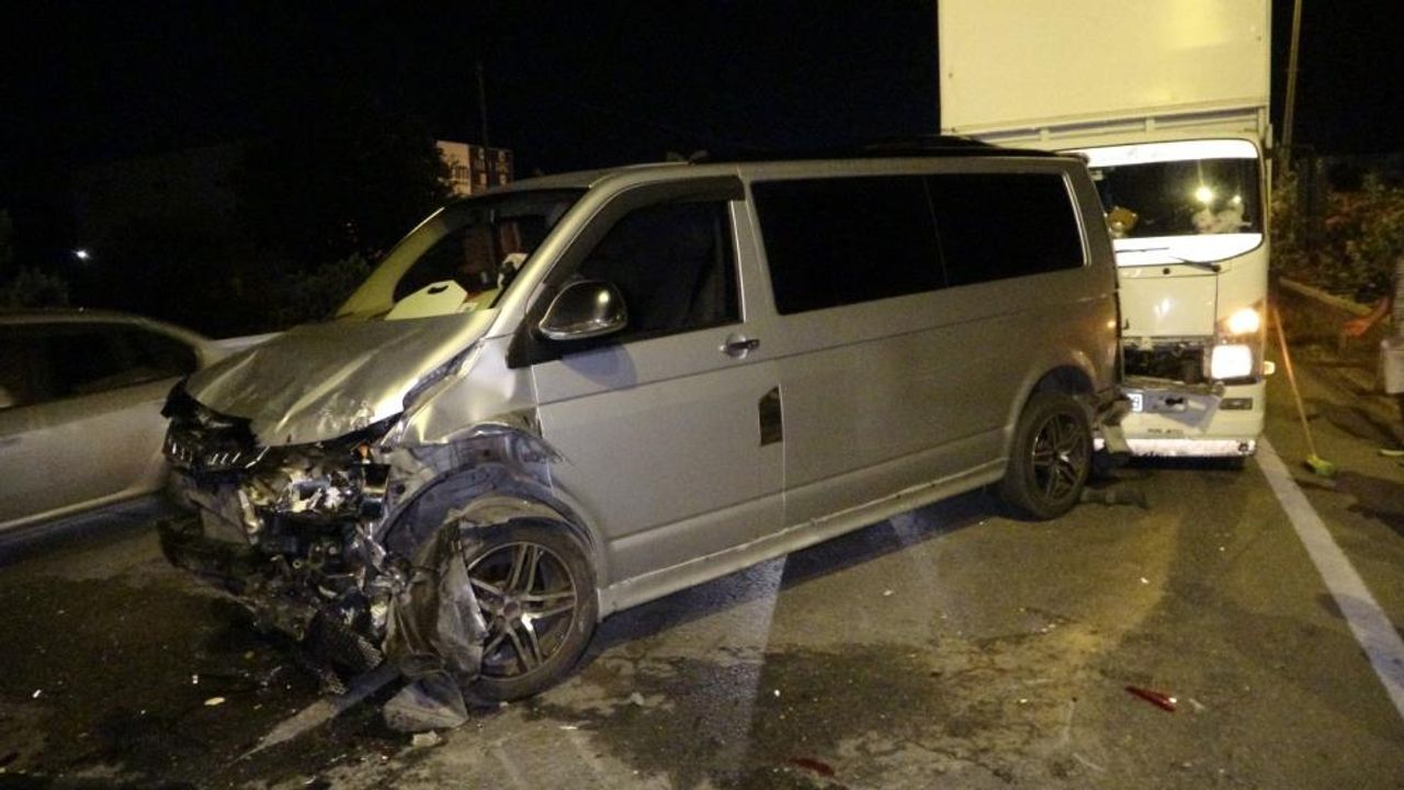 3 kamyon, tur aracı ve otomobilin karıştığı zincirleme kaza: 3 yaralı