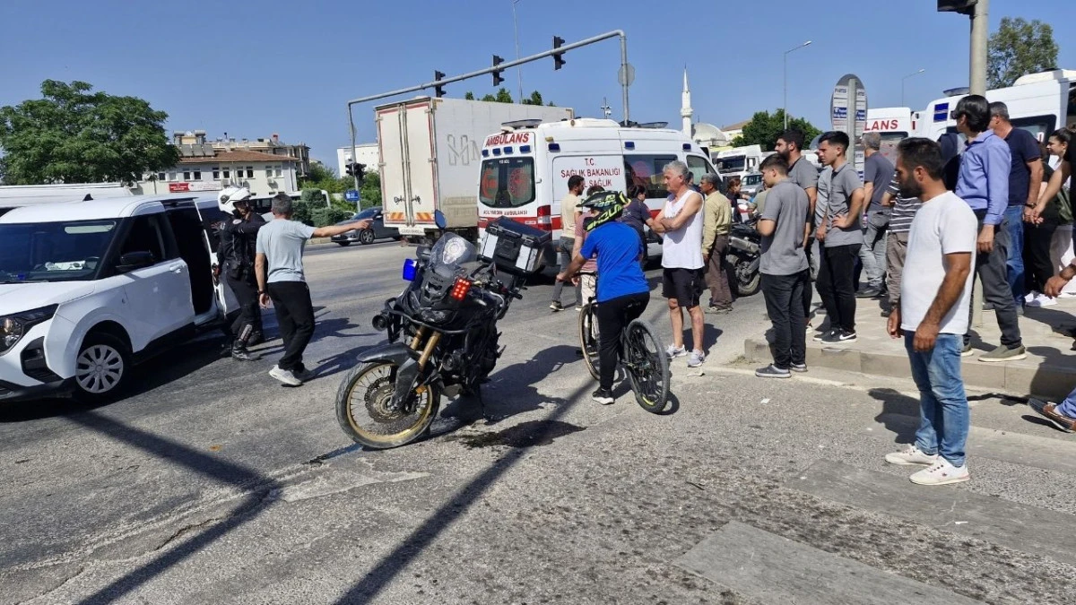 Antalya’da trafik kazası: Motosikletli polis yaralı