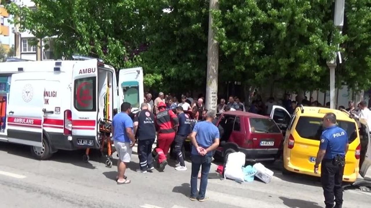 Muğla’da Trafik Kazası! Otomobil ile Taksi Çarpıştı: 4 Yaralı