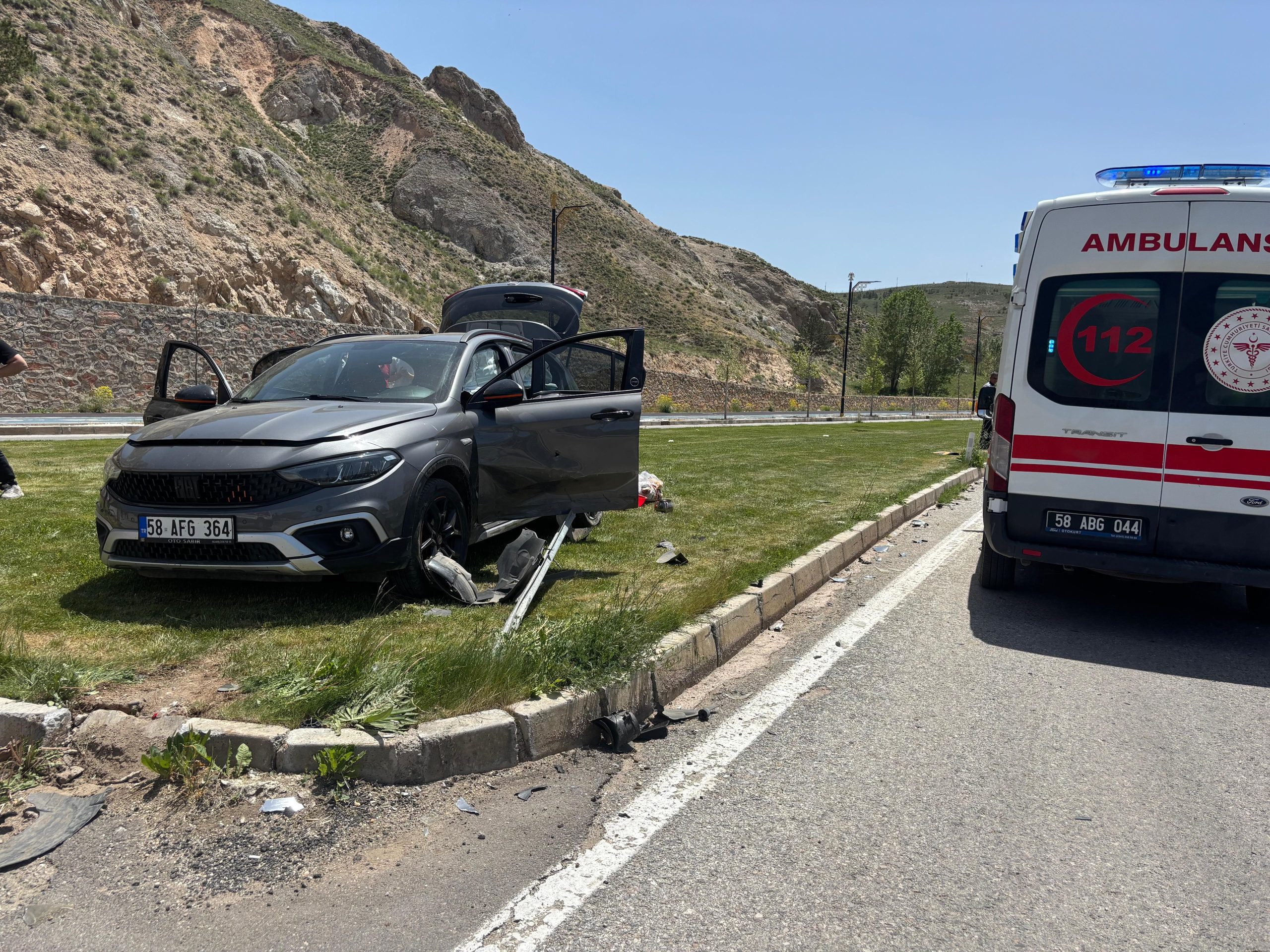 Sivas Trafik Kazası: Kavşakta 2 Araç Çarpıştı, 3’ü Çocuk 6 Kişi Yaralandı