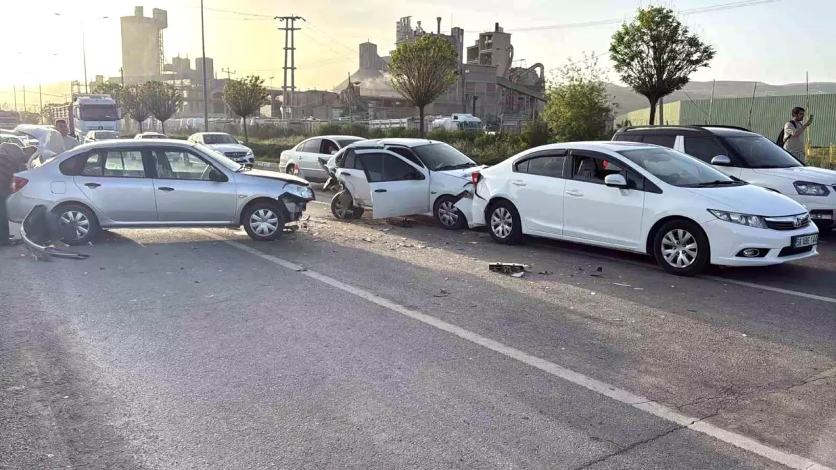 Sivas'ta Zincirleme Trafik Kazası: 4 Yaralı