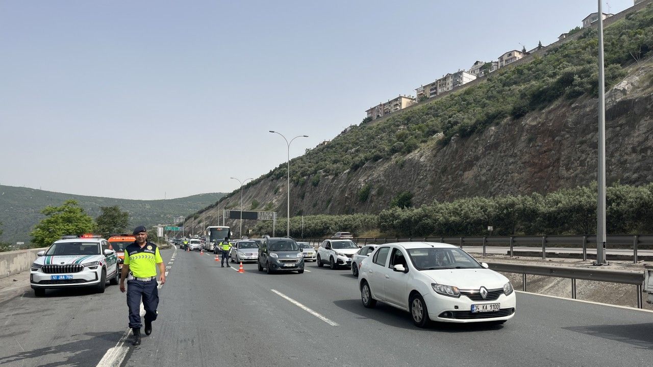 TEM Otoyolu Kocaeli Kesiminde Trafik Kazası: 3 Yaralı