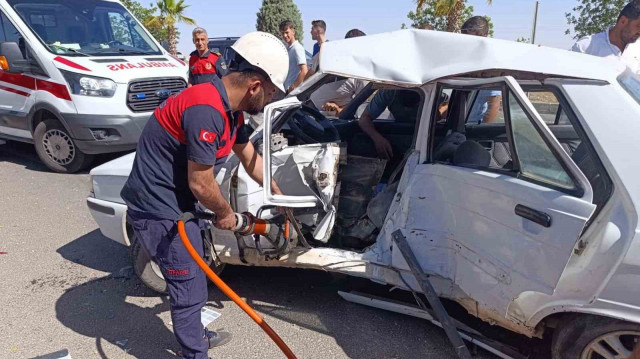 Üç aracın karıştığı zincirleme kazada araçta sıkışan iki kişi yaralandı