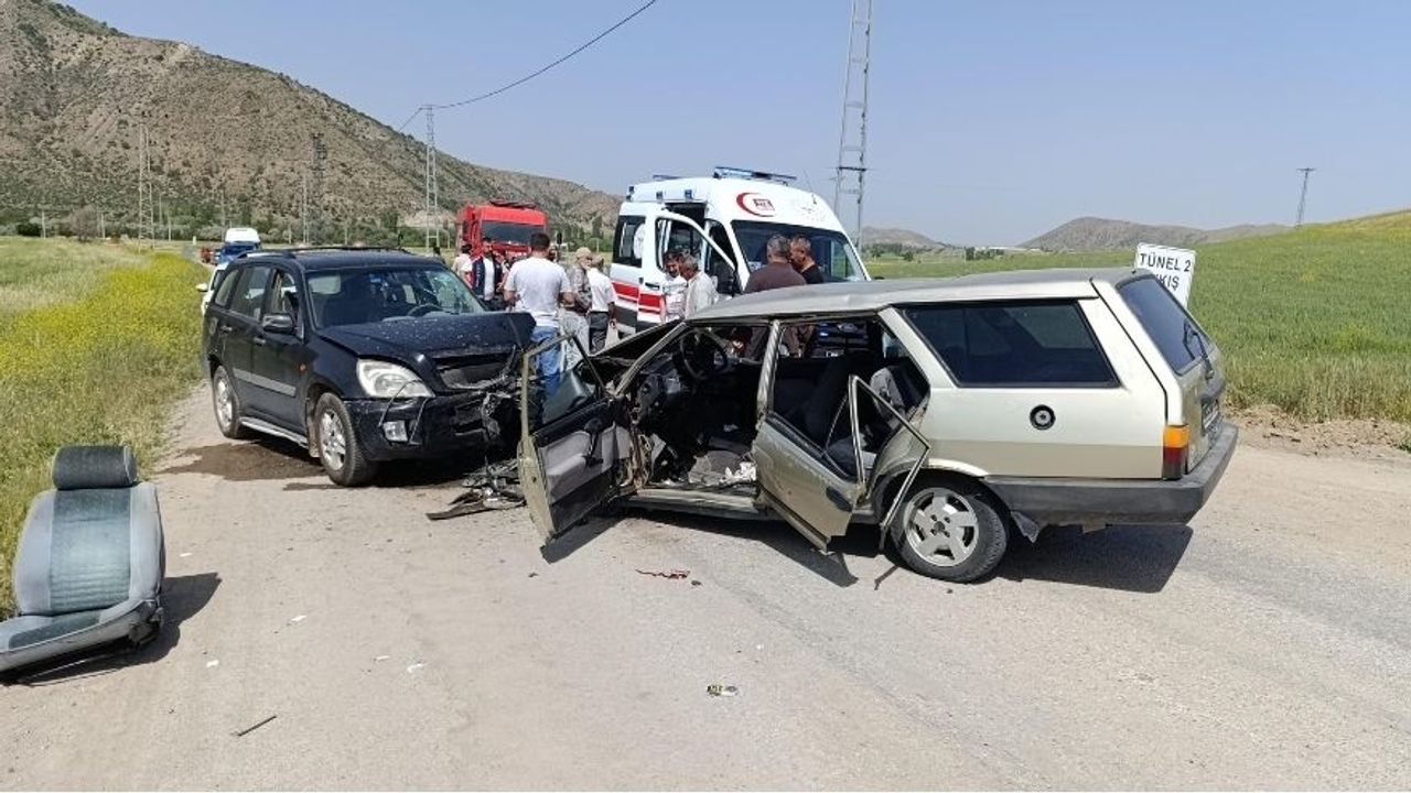 Yozgat'ta Trafik Kazası! 2 Araç Çarpıştı: 6 Yaralı