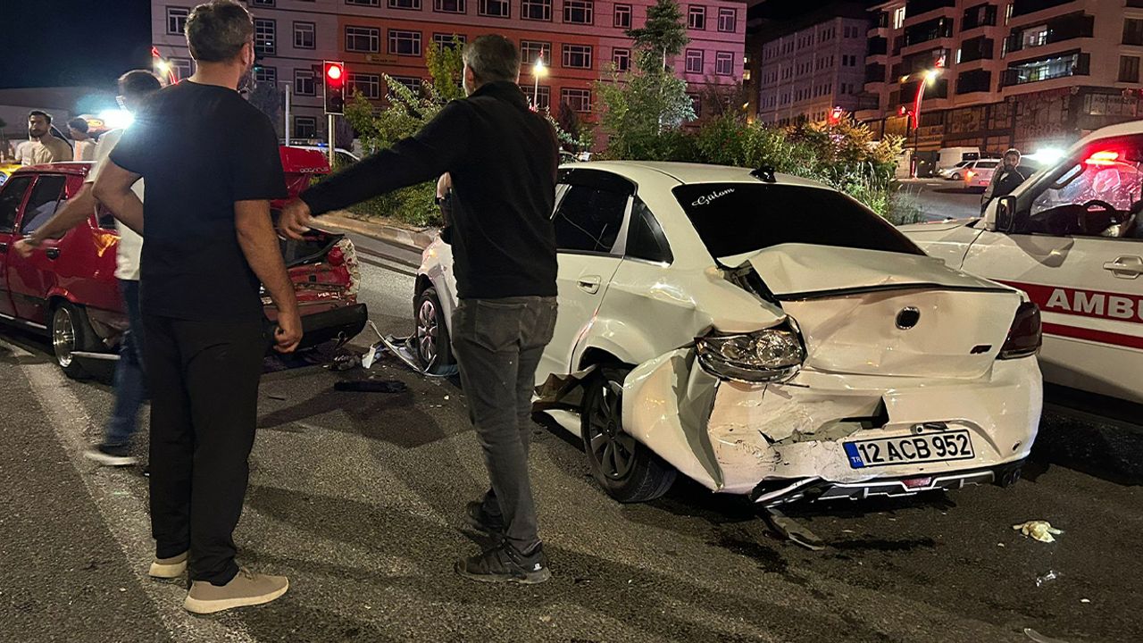 Bingöl'de Zincirleme Trafik Kazası: 6 Yaralı