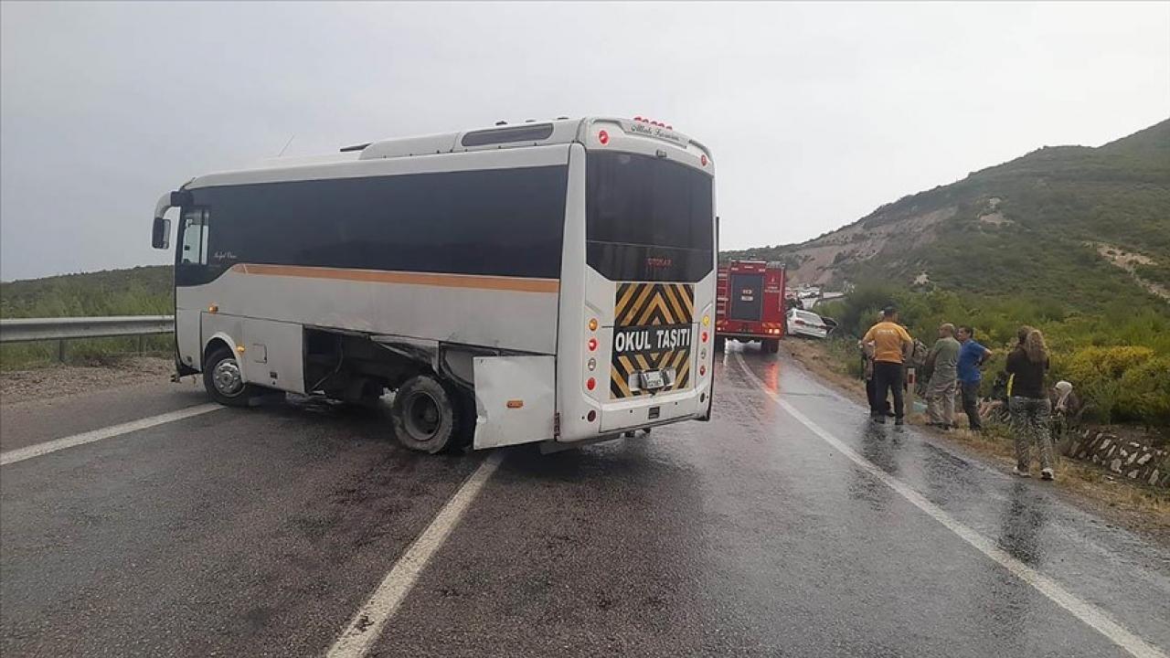 İzmir'de trafik kazası: 13 kişi yaralandı