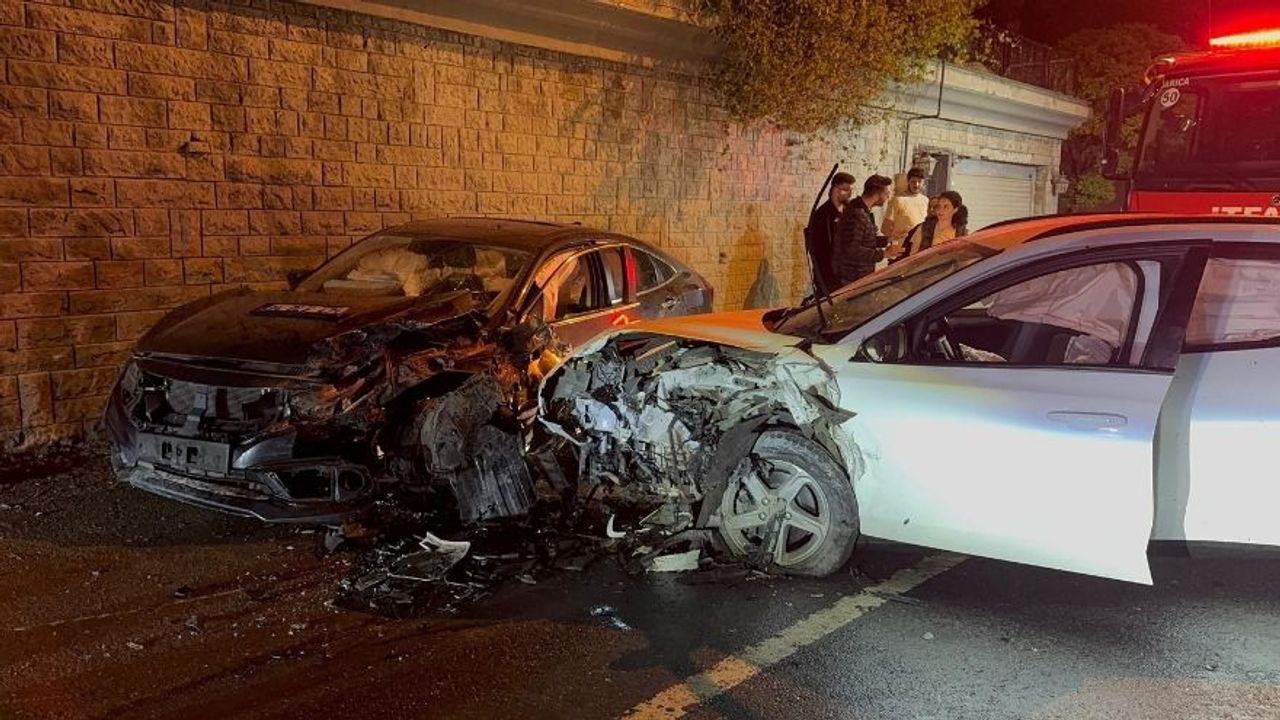 Kocaeli'nde Trafik Kazası! İki Otomobil Çarpıştı: 6 Yaralı