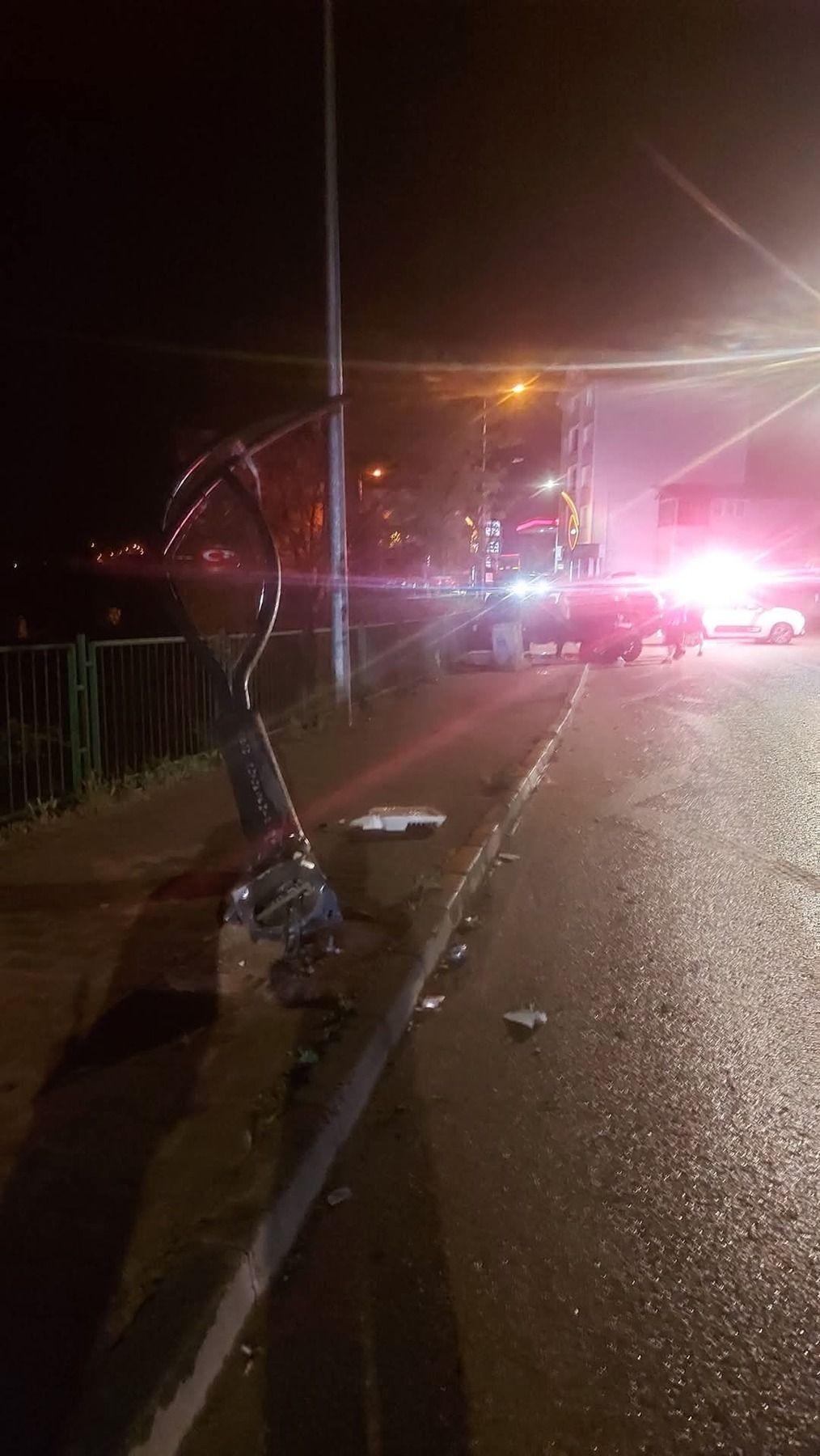 Aybastı Ortaköy Yolunda Trafik Kazası: Araç Aydınlatma Direğine Çarptı