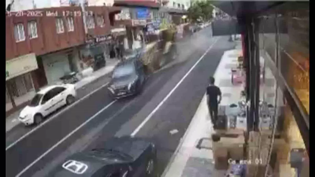 Hatay'da Kepçe Trafik Kazası: Park Halinde 4 Araca Çarptı