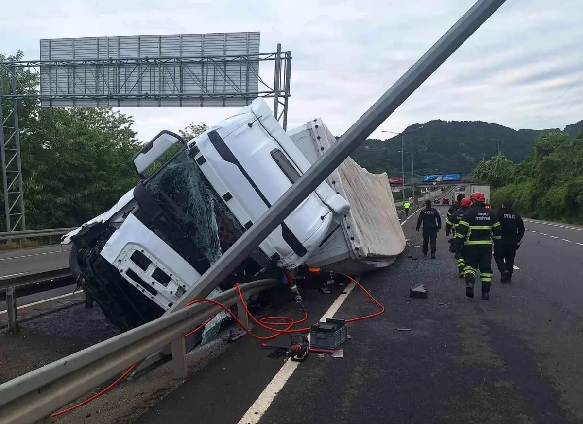 Ünye'de Trafik Kazası: Tır Sürücüsü Kolunu Kaybetti