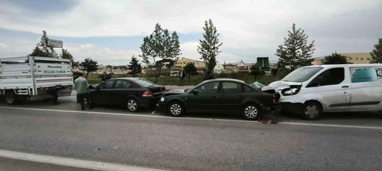 Afyonkarahisar'da zincirleme kaza: 4 araç çarpıştı.