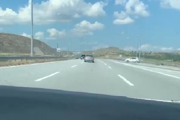 Balıkesir'de dehşet verici bir kaza meydana geldi! Araç bariyerlere çarptı - O anlar kamerada.