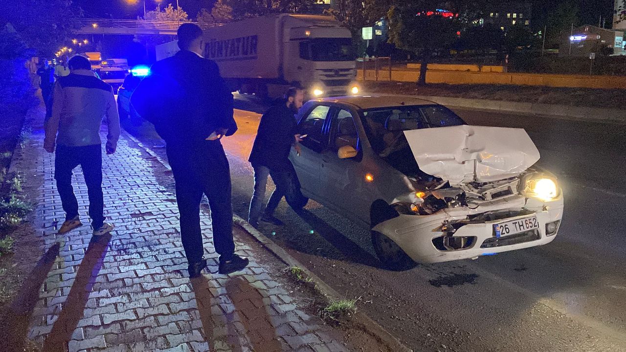 Eskişehir'de tıra çarpan araç hurdaya döndü!
