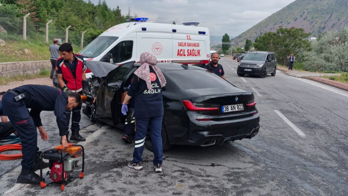 Kayseri'de meydana gelen kazada 2 kişi hayatını kaybetti, anın görüntüleri kamerada.