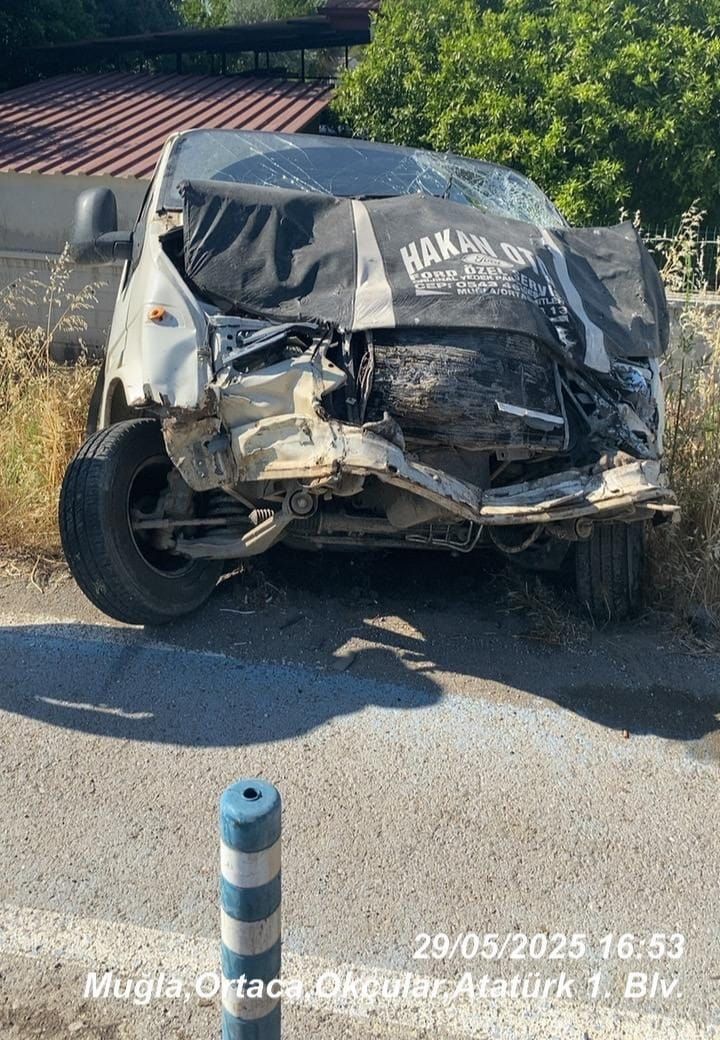 Ortaca’da çift yönlü trafik kazasında 2 kişi yaralandı.