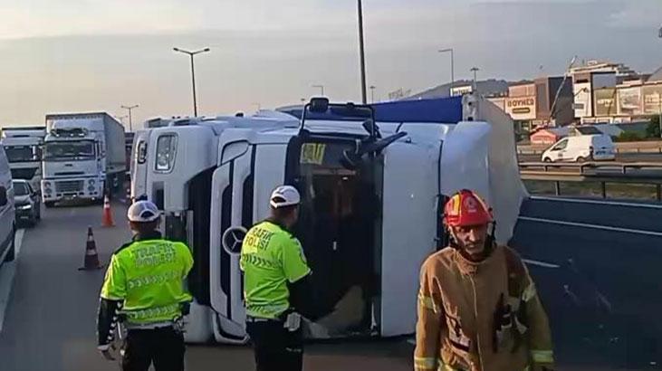 TEM Otoyolu'nda TIR devrilmesi sonucu trafik sıkışıklığı yaşandı.