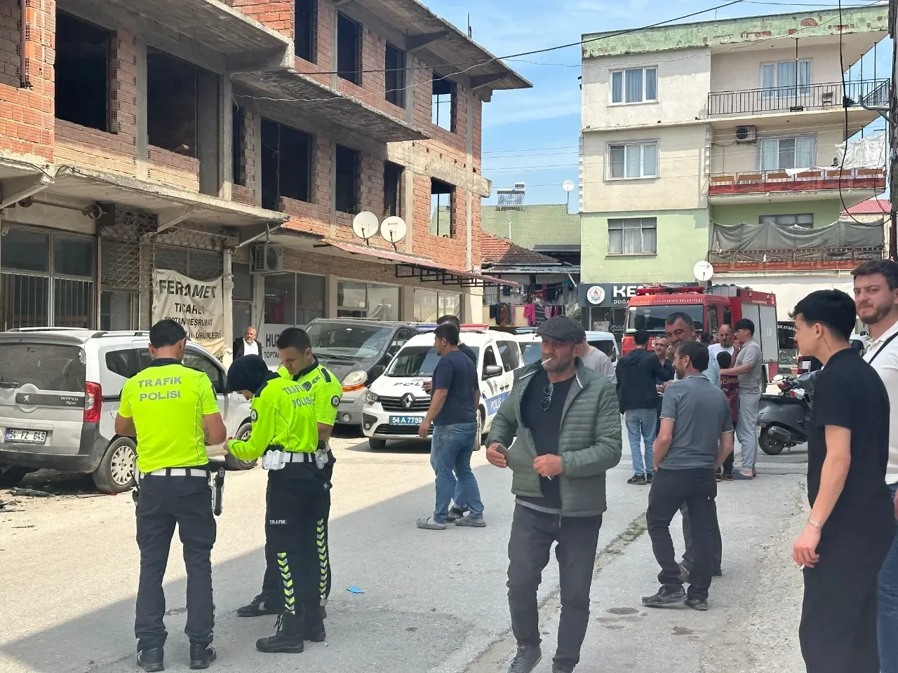 Akyazı'da Kamyonet Kaza Yaptı: 5 Araç ve Bir İş Yerine Çarptı, Sürücü Yaralandı