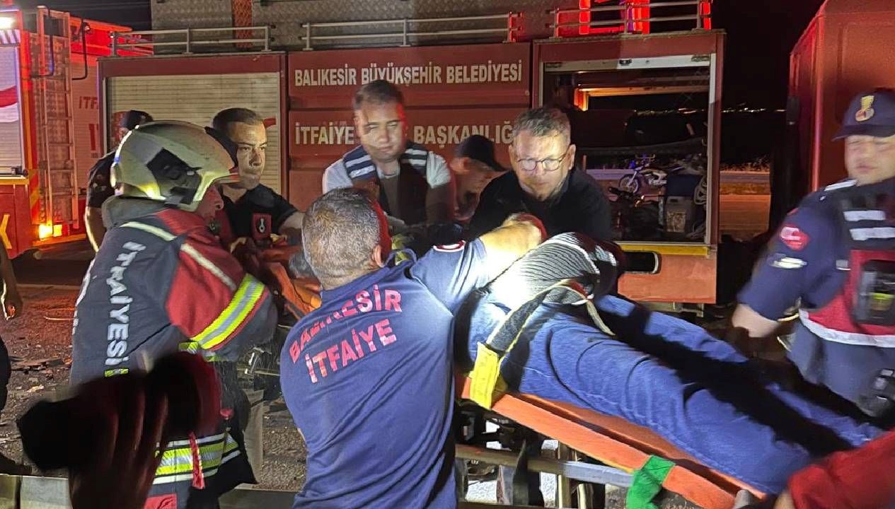 Ayvalık'ta ardışık kazada 1'i ağır olmak üzere 5 kişi yaralandı.