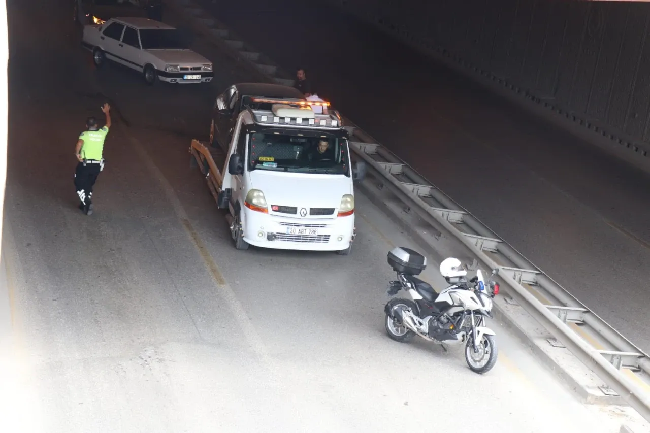 Denizli'de altgeçitte 3 aracın karıştığı kaza nedeniyle trafik yoğunluğu yaşandı