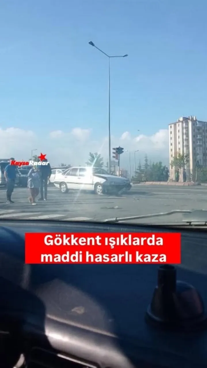 Gökkent'te ışıkta maddi hasarlı trafik kazası yaşandı.