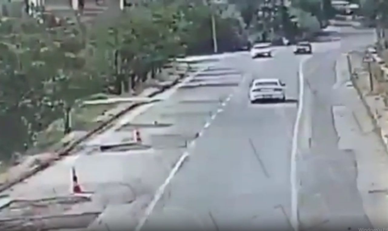 Kayseri'de kaydedilen güvenlik kamerası görüntüsünde 2 kişinin ölümüne yol açan trafik kazası yer alıyor.