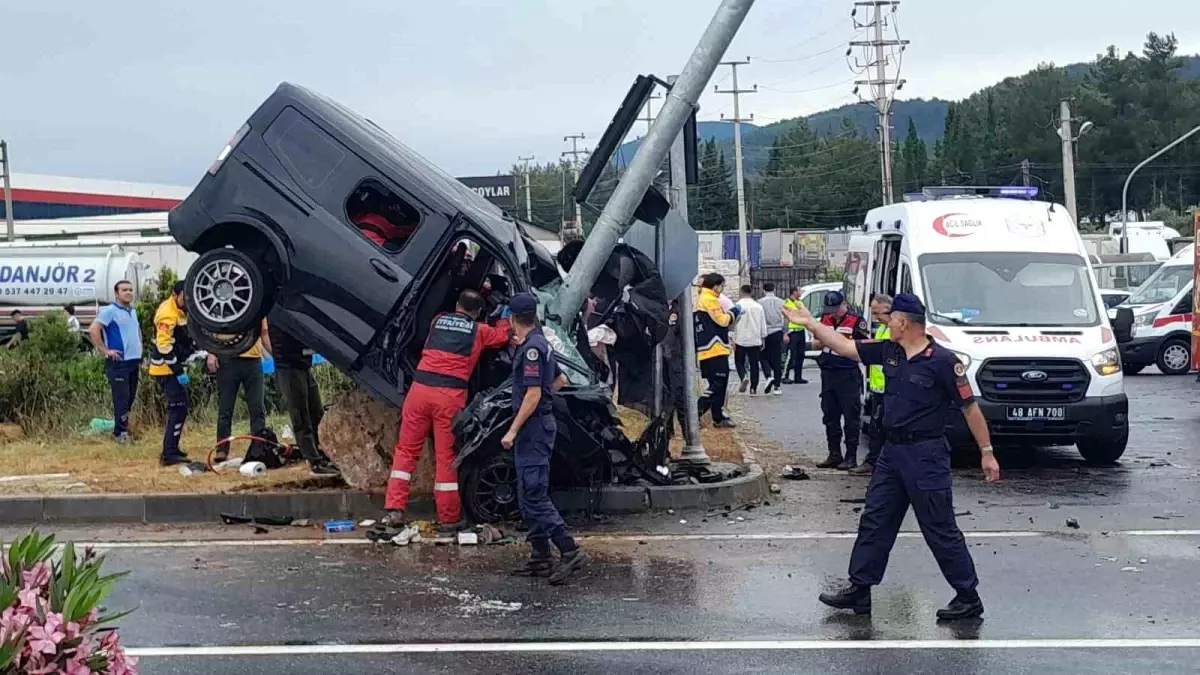 Muğla-Aydın Yolunda Trafik Kazası: Araç Direğe Sıkıştı.