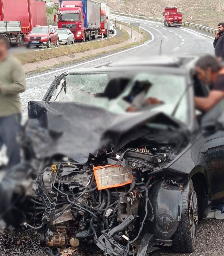 Nevşehir'de meydana gelen zincirleme trafik kazasında yaralanan bebek hastanede hayatını kaybetti.