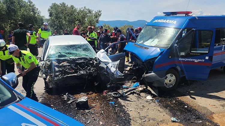 Trafik kazasında genç sürücü hayatını kaybetti, 2 asker ise yaralandı.