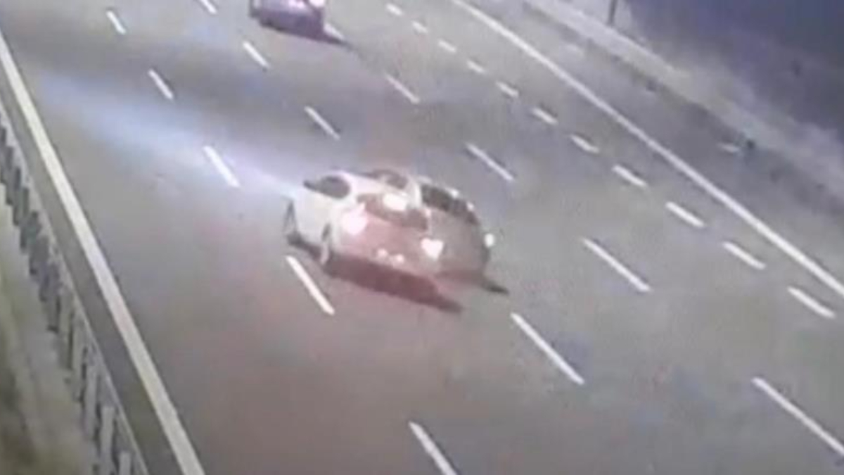 Sakarya'da trafik kazasında çocuk araçtan yola fırladı.