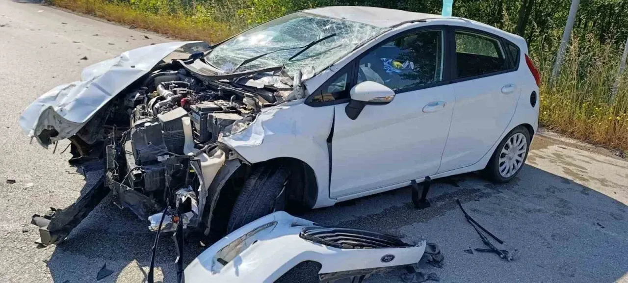 Trafik kazası sonucu 2 kişi yaralandı.