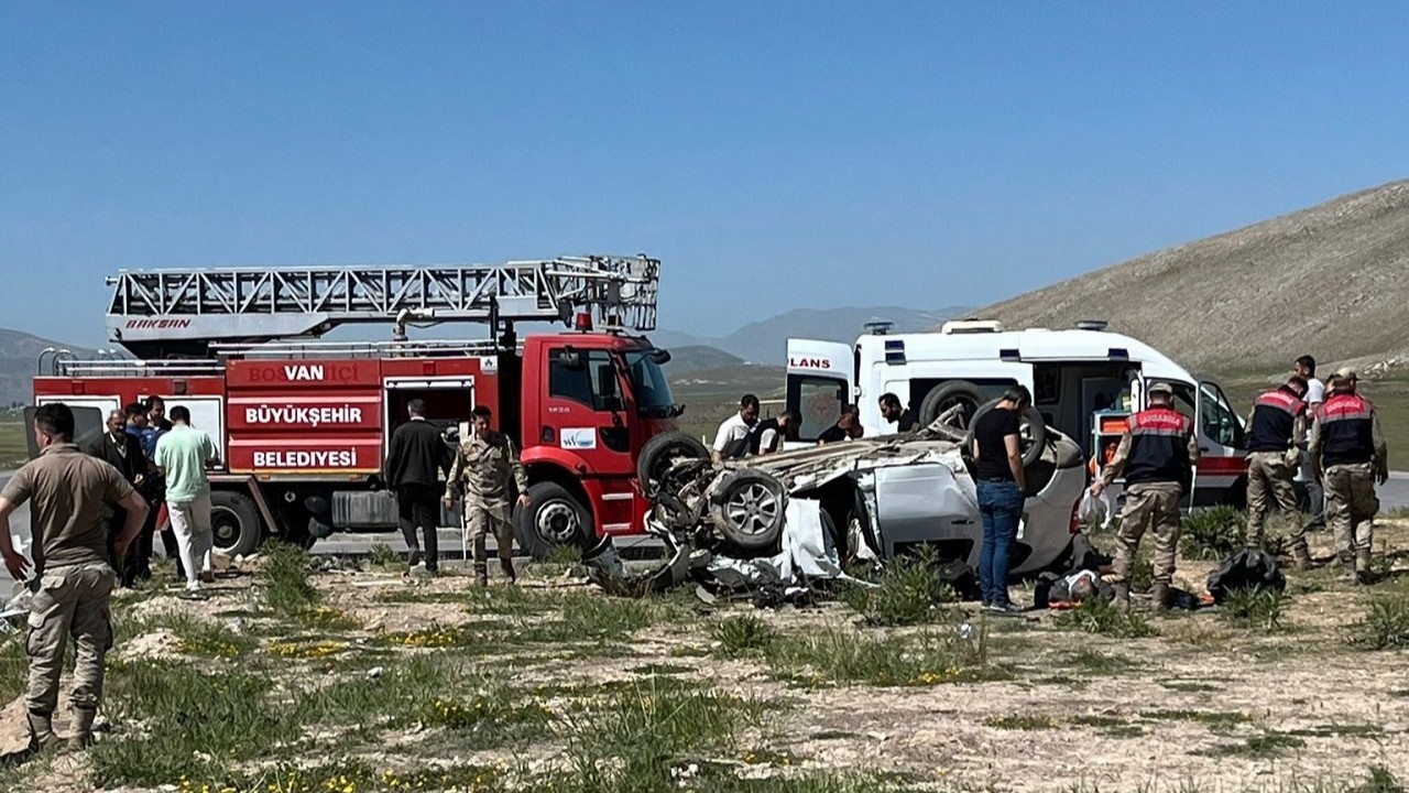 Van'da trafik kazasında 4 kişi hayatını kaybetti, 2 kişi ise yaralandı.