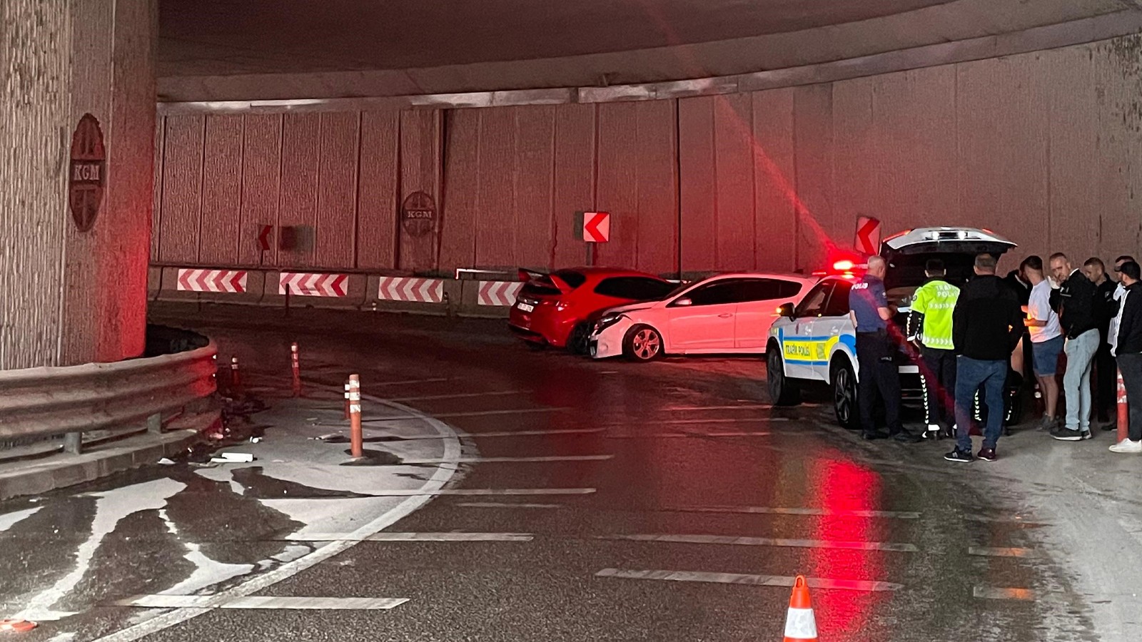 'Çirkin kavşak'ta meydana gelen 2 ayrı trafik kazasında toplam 4 kişi yaralandı.