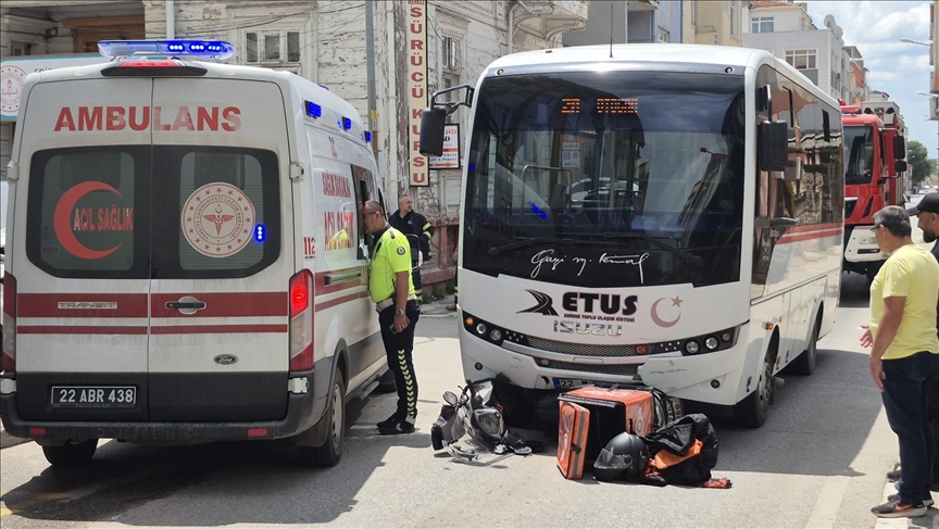 Güvenlik kamerasına yansıyan kaza sonucu motokurye Edirne'de yaralandı.