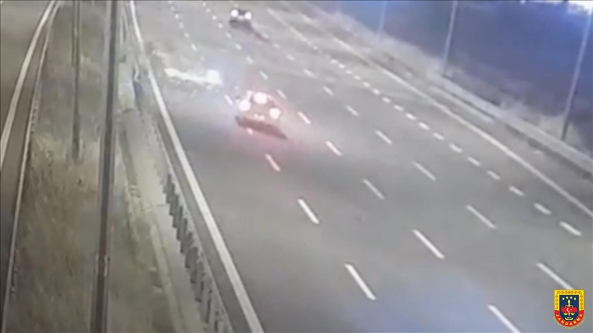 Kuzey Marmara Otoyolu'nda meydana gelen trafik kazasında 5 kişi yaralandı, anı kamera kaydetti.