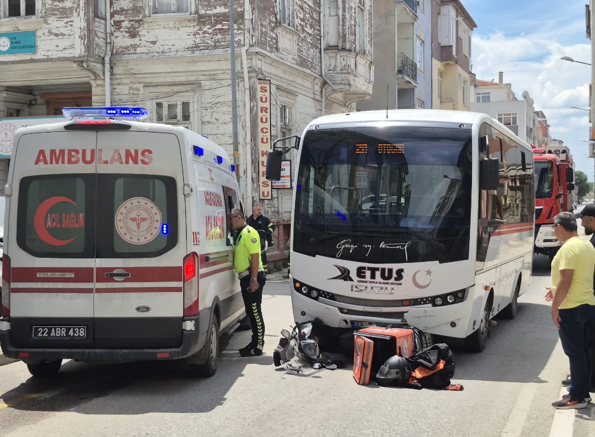 Motokurye kaza geçirdi ve yaralandı.