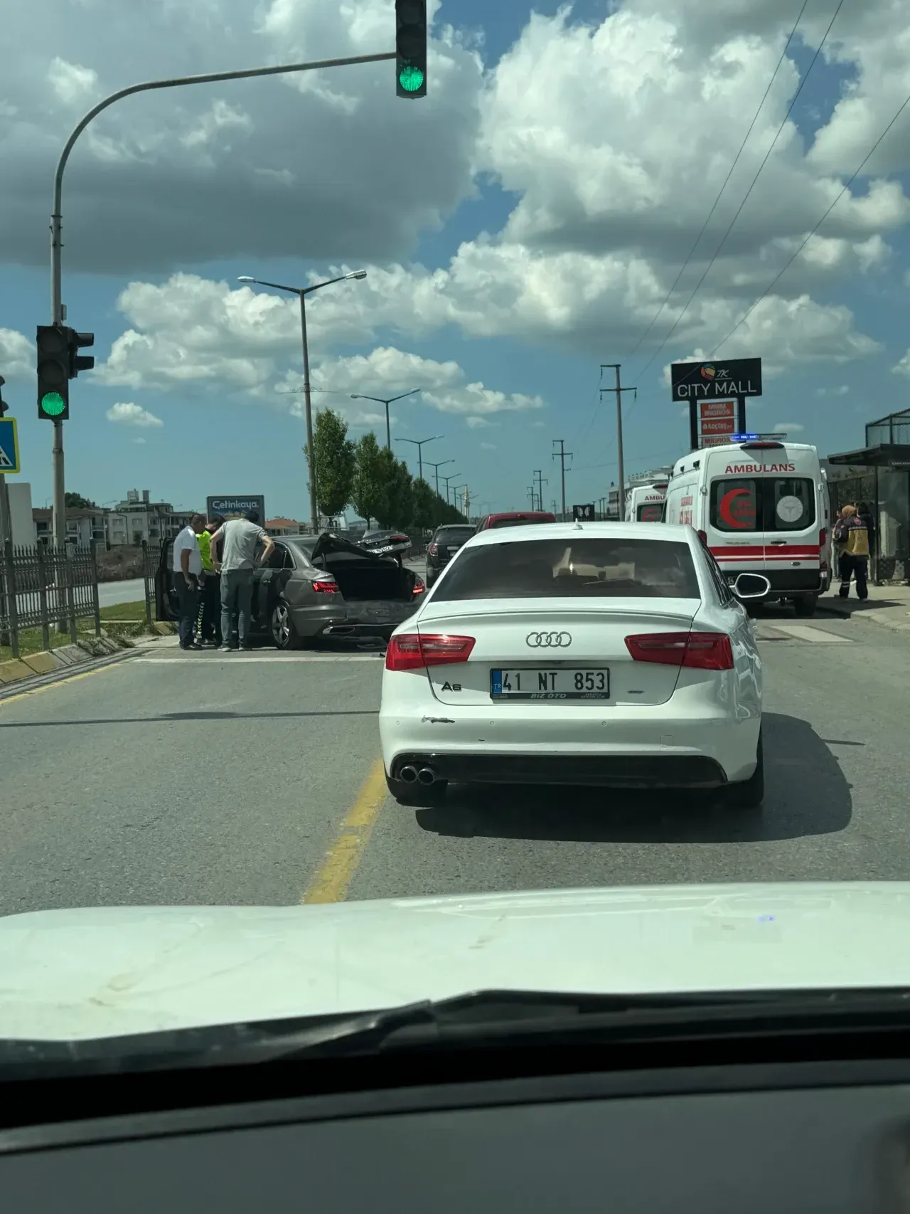 Prof. Dr. Sabahattin Zaim Bulvarı’nda Trafik Kazası: İki Araba Kaza Yaptı
