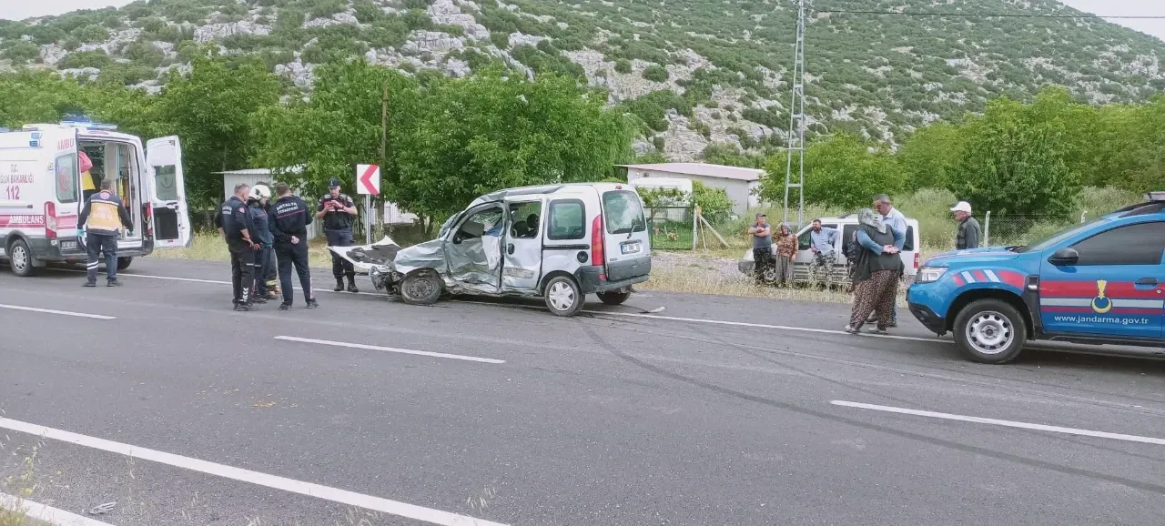 Antalya'da trafik kazası: Bir kişi hayatını kaybetti, üç kişi yaralandı.