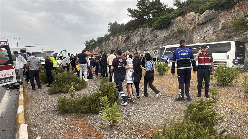 Bodrum'da servis minibüsü ile araç çarpıştı, 16 kişi yaralandı.