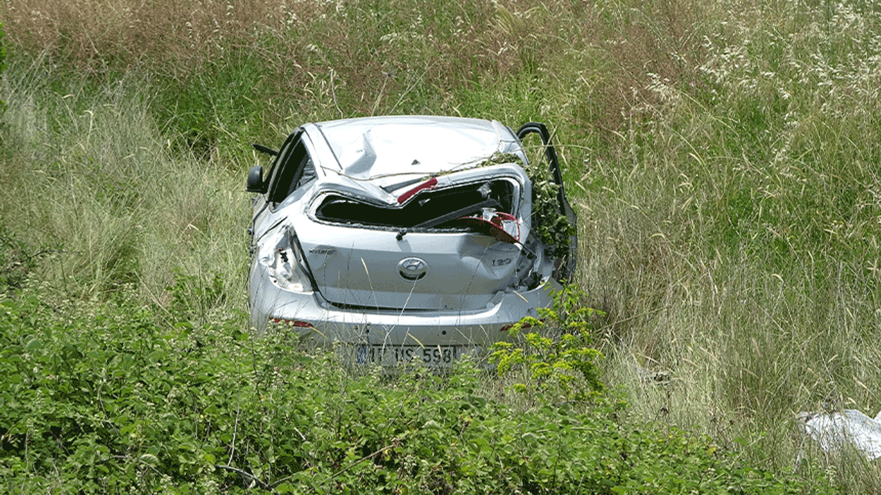 Çanakkale'de trafik kazasında sıkışan araç şarampole devrildi.