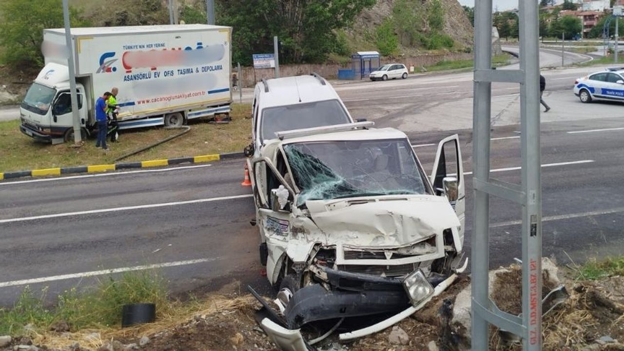 Çankırı'da Trafik Kazası: Kamyonet ve Çekici Kaza Yaptı, 1 kişi Yaralandı.