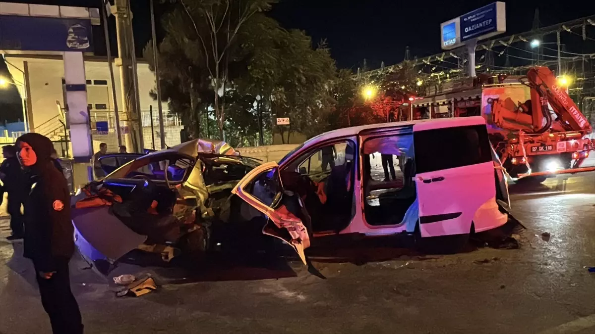 Gaziantep'te faciaya dönüşen kaza! 3 ölü, 5 yaralı var.