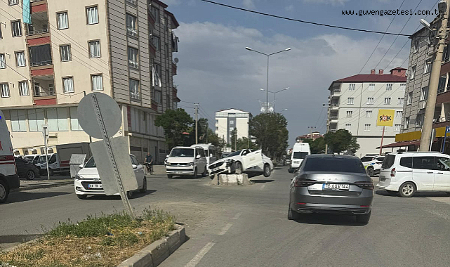 Iğdır'da maddi hasarlı kaza: Sürücü yara almadan olayı atlatarak kurtuldu.