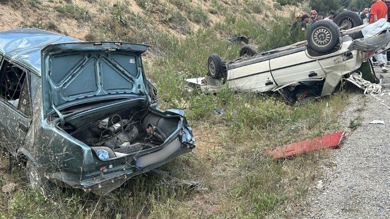 Uşak'ta Trafik Kazasında 2 Otomobil Kaza Yaptı: 1 Ağır Yaralı ve 7 Yaralı
