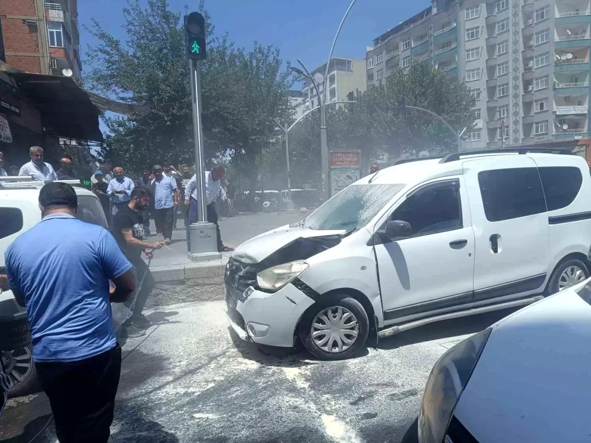 Batman'da Kaza Yapan Araç Alev Topladı.