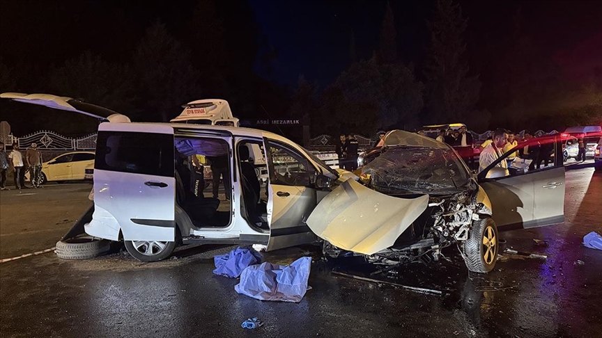 Gaziantep'te araçlar çarpıştı, 5 kişi hayatını kaybetti, 2 kişi yaralandı.