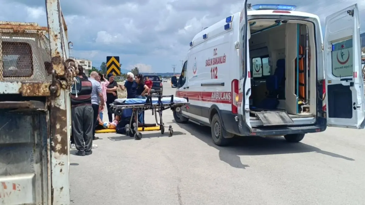 Samandağ’da araba ile motosiklet çarpıştı: 1 kişi yaralandı.