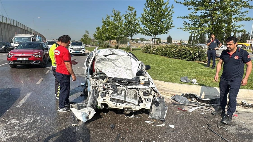 Tuzla'da zincirleme kaza sonucu 4 kişi yaralandı.